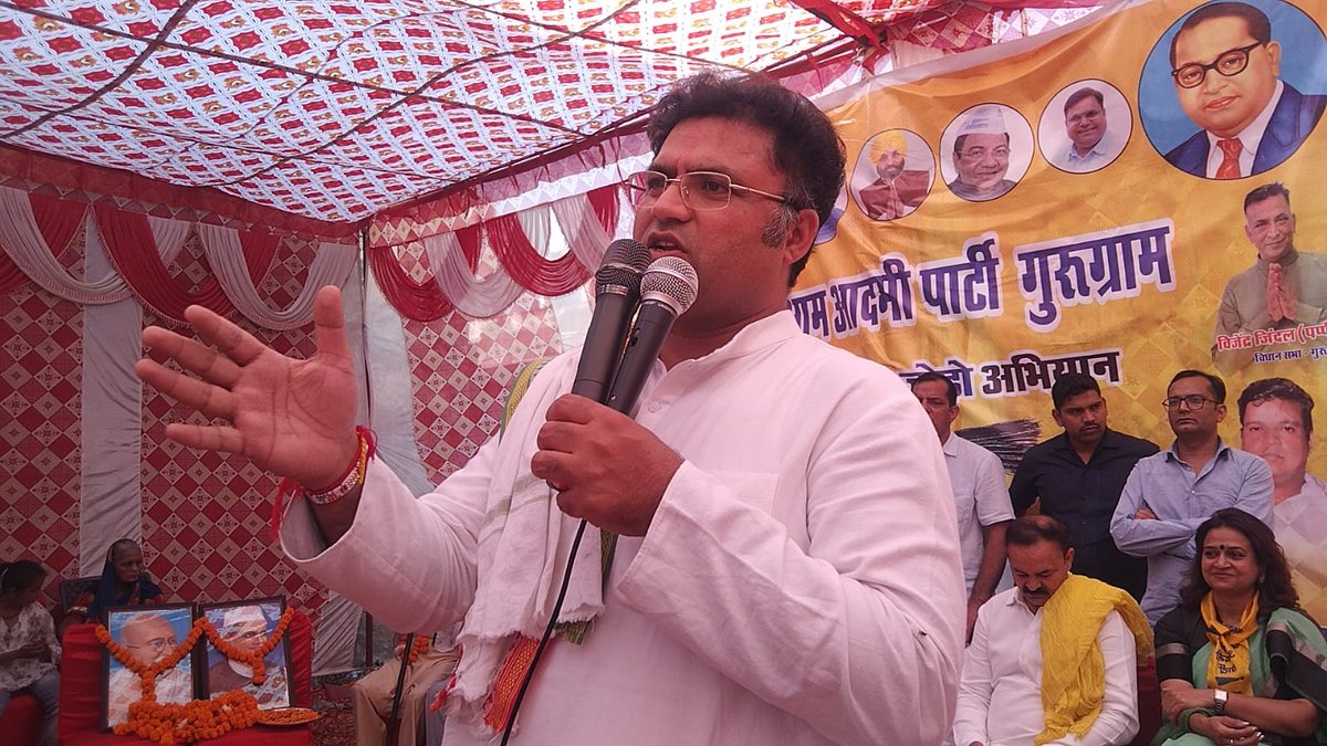 AAPHaryana's tweet photo. कैम्पेन कमिटी चेयरमैन @Tanwar_Indian जी ने #PariwarJodoAbhiyan की एक जनसभा को गुड़गाँव में संबोधित किया । 
आम आदमी पार्टी की परिवारों अपने संग जोड़ने की मुहिम को भारी समर्थन मिल रहा है ! https://t.co/DsMCm1Xmqp