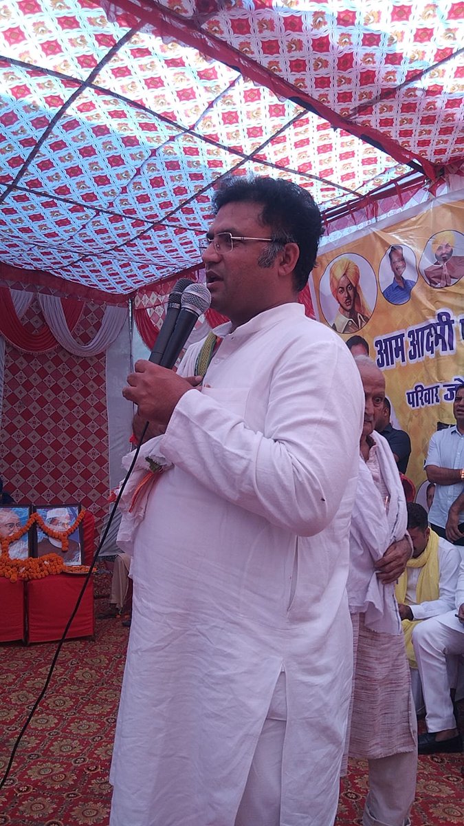 AAPHaryana's tweet photo. कैम्पेन कमिटी चेयरमैन @Tanwar_Indian जी ने #PariwarJodoAbhiyan की एक जनसभा को गुड़गाँव में संबोधित किया । 
आम आदमी पार्टी की परिवारों अपने संग जोड़ने की मुहिम को भारी समर्थन मिल रहा है ! https://t.co/DsMCm1Xmqp