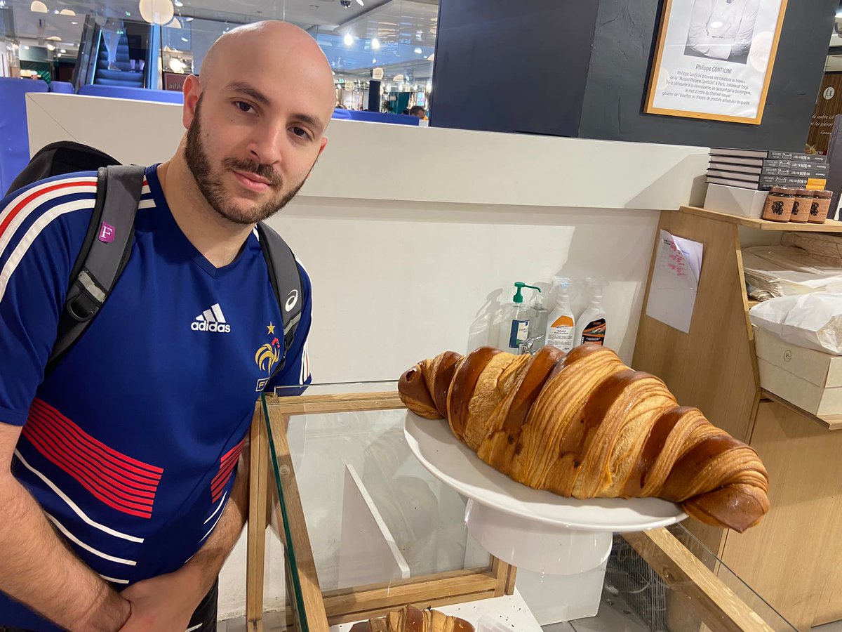 seftelevision's tweet photo. Giant croissant 🥐 à Paris 🇫🇷

(Me included for size comparison)

€37.50 🏷️😭 https://t.co/whLNkBaggR