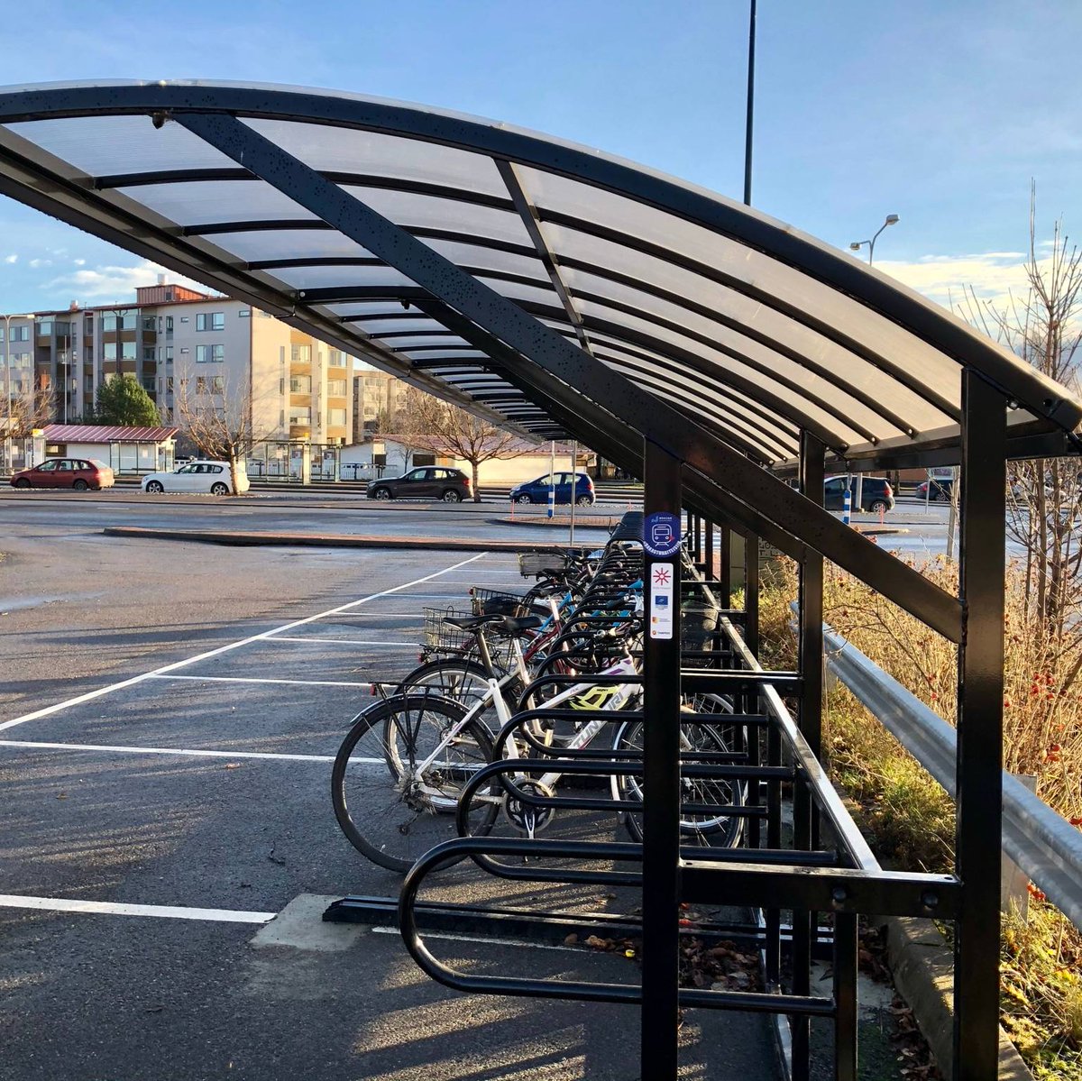 Haluamme kehittää pyörä- ja sähköpotkulautapysäköintiä kaupungin yleisillä alueilla, erityisesti Nokian keskustassa ja keskeisillä joukkoliikennepysäkeillä. 🚲 🛴 Vastaa pyörien ja sähköpotkulautojen pysäköintiä koskevaan kyselyyn 17.10. mennessä  👉app.maptionnaire.com/q/68hwm8n2khm9