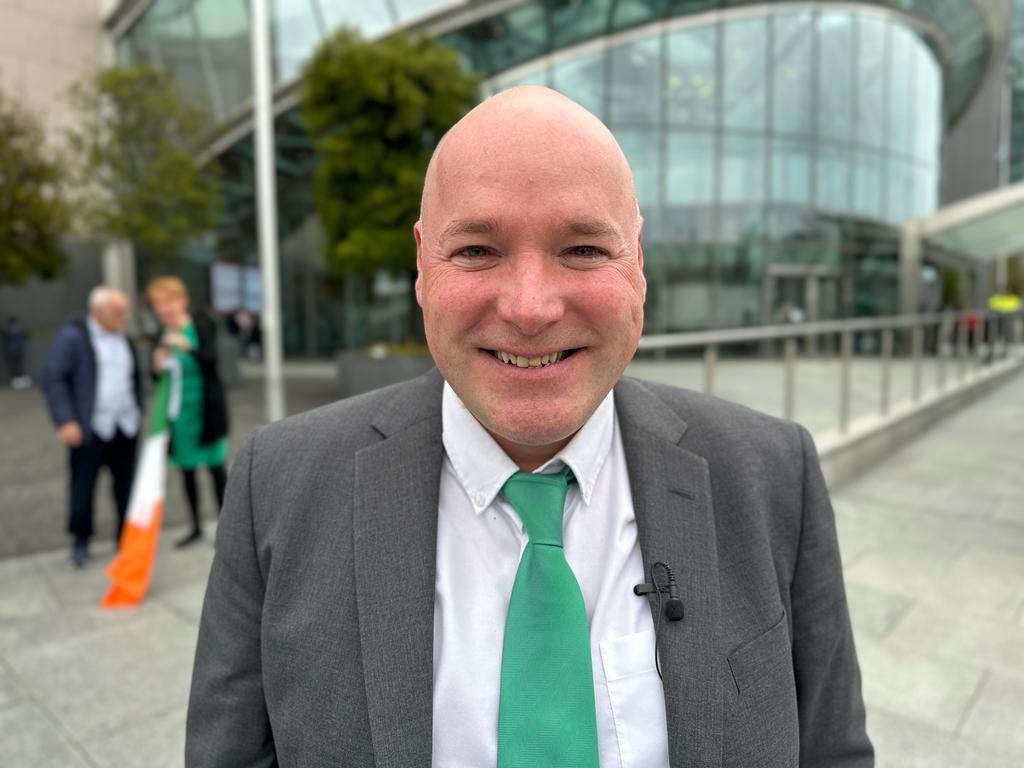 HenryMcKean's tweet image. Meet some of the new 3,000 Irish ☘️ Citizens and me. @TheHardShoulder @NewstalkFM from 4pm. #CitizenshipCeremony