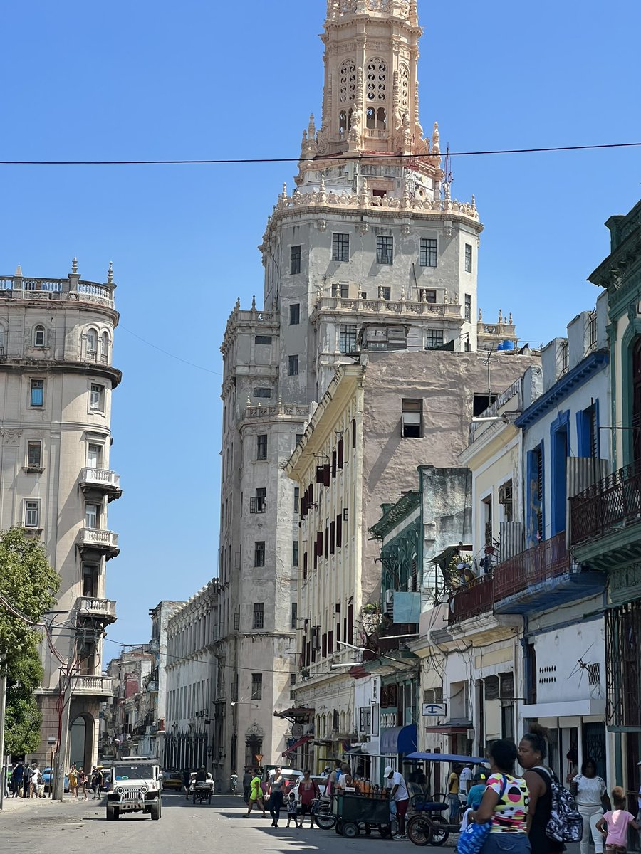 <a href="/admired_art/">AdmiredArt</a> Grateful for the #Under1KChallenge, connecting small accounts like mine! Sharing the vibrant streets of Havana, Cuba. Join in and let's support each other's journeys! 📸🌆 #TravelTuesday