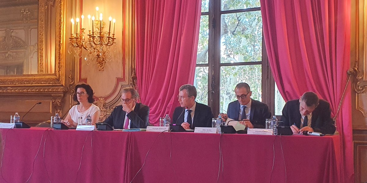AtmoSud's tweet photo. ℹ 1ère session du Comité Régional de l’#Énergie, par le @Prefet13, Christophe Mirmand, et le Président du Conseil Régional @MaRegionSud, @RenaudMuselier.
👉 AtmoSud est membre du collège "Société civile et association" et suivra la #performance des actions de #décarbonation. https://t.co/vtnpB2F0g4