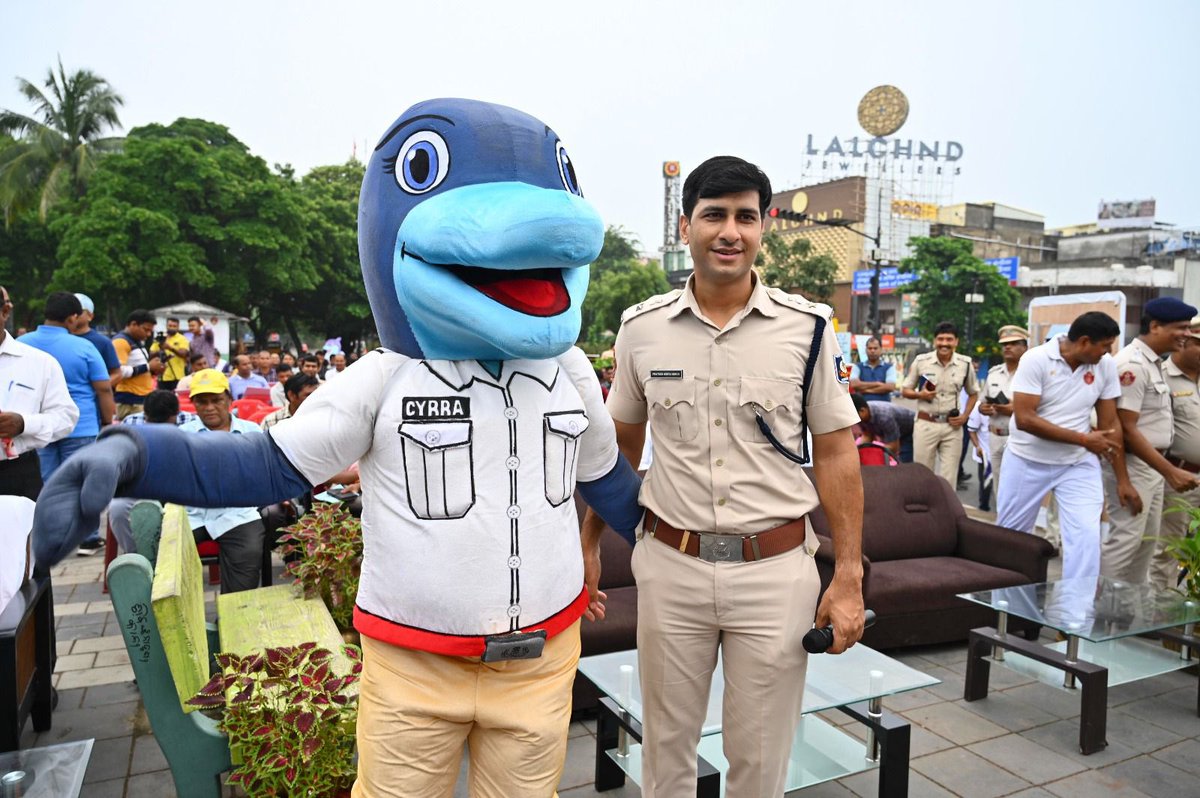 prsprateek's tweet photo. Cyber safety awareness campaign of Odisha police.
#CyberSecurityAwareness 
#CyberSecurity 
#cybersafety https://t.co/KFrPbmtNR6