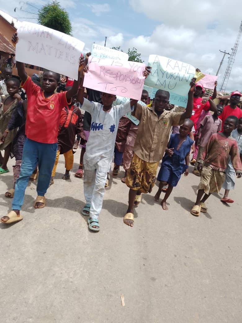 Niger state youths came out today protesting and asking for the rescue of Female students of Federal University, Gusau that were abducted by Bandits/Kidnappers #BringBackGusauGirls #BringBackOurFugusGirls #BringBackFugusGirls Retweet aggressively