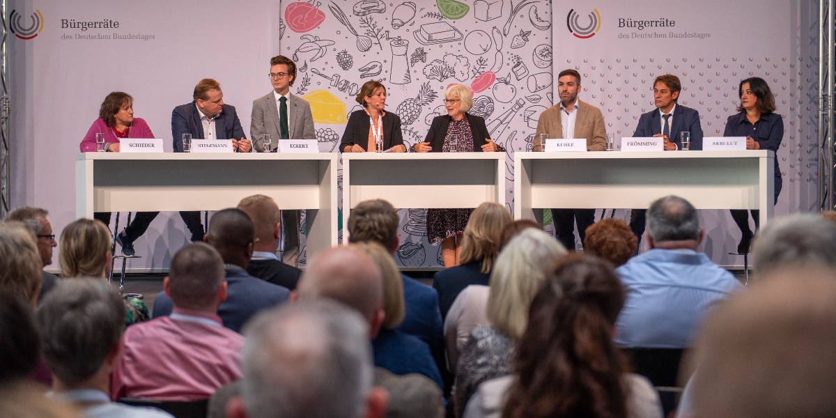 Am Wochenende startete der erste vom <a href="/Bundestag/">Deutscher Bundestag</a> aufgesetzte Bürgerrat: 160 Bürger:innen sprechen dabei über #Ernährung. Beim Auftakt fanden Sie zu 3 Themen, die weiter behandelt werden: #Kennzeichnung, #Tierwohl und Bezahlbarkeit von Lebensmitteln.

Danke an alle Mitwirkenden!