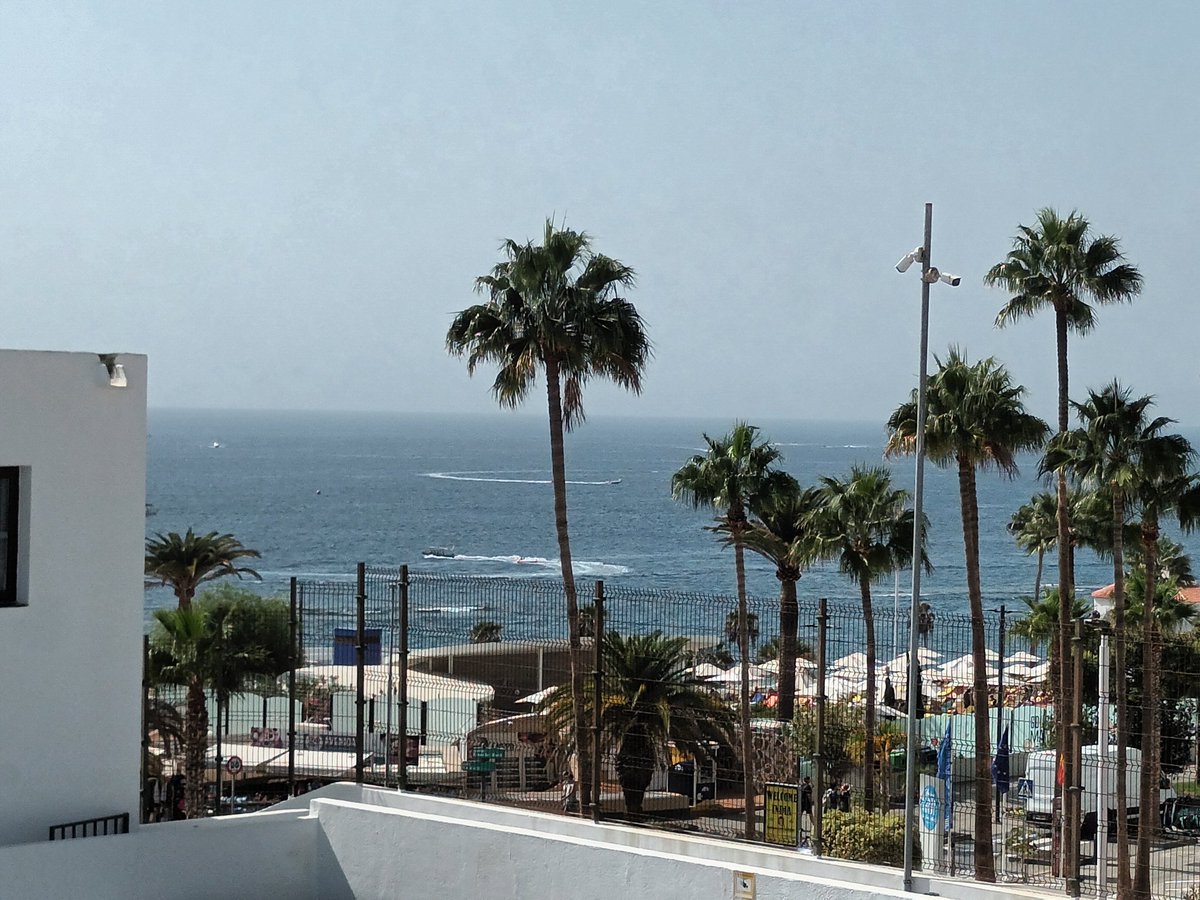 GroovyGail57's tweet image. Afternoon Twitter folk (X people) another scorchio day! Lovely view from our apartment 😎 #SunsetBay #CostaAdeje #Tenerife