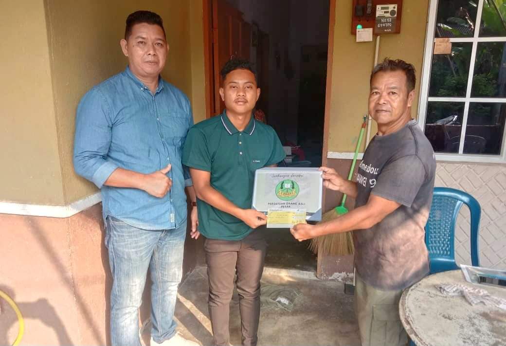 BahAzillMee's tweet photo. [Updated] Sedikit sumbangan kpd Saudara Aidie Aizeck yang ditawarkan Ijazah Sarjana Muda dalam Teknologi Maklumat di UTHM. Sumbangan diberi melalui wakil POAP dan Tok Batin Kg Chinggong, Behrang Ulu. 
#koachinggong #koaguntur #perak #negerisembilan #poap #orangasli #semai #temuan https://t.co/F7CSmv7HZx