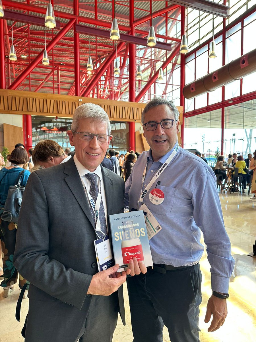 CECavelier's tweet image. Estoy en #GSGSummit en Málaga, España, organizado por @GSGimpinv, donde líderes globales discuten cómo podemos movilizar capital y nuevas ideas para impactar positivamente a nivel social y ambiental. Aquí con @sirronniecohen, fundador y autor de Impact, y @Cliffprior, actual CEO.