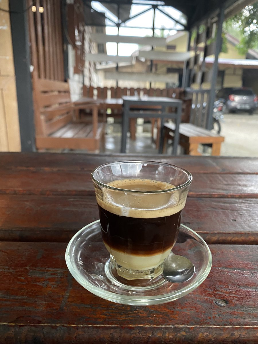 miripdi's tweet image. minum arabica gayo di tanah gayo&amp;lt;3

kopi khop tower kenapa dibalik karena di aceh banyak angin, buat kopi panas cepat dingin maka dibalik la itu gelas tuk jaga suhu😃