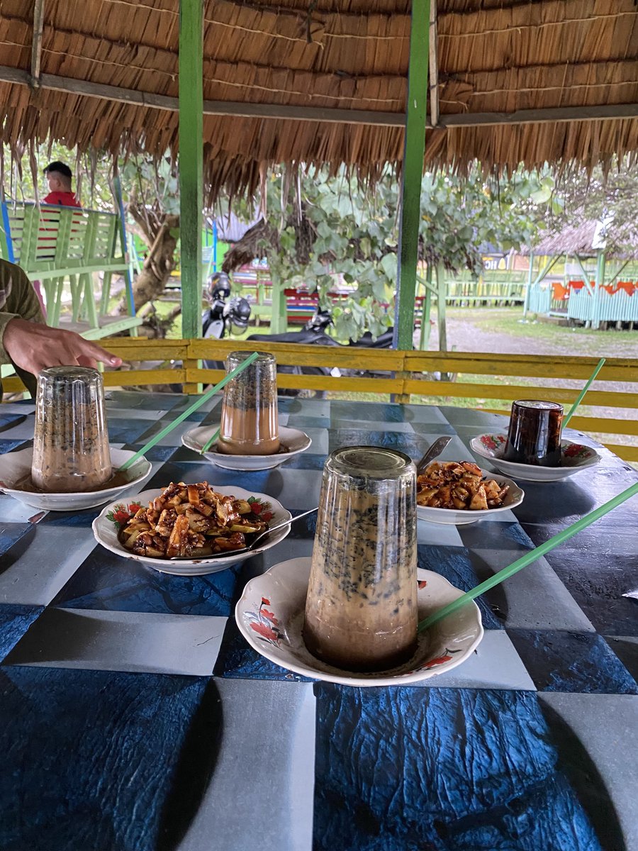 miripdi's tweet image. minum arabica gayo di tanah gayo&amp;lt;3

kopi khop tower kenapa dibalik karena di aceh banyak angin, buat kopi panas cepat dingin maka dibalik la itu gelas tuk jaga suhu😃