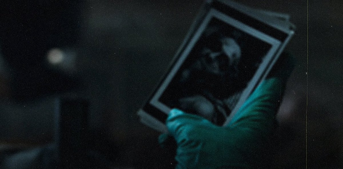 RocktopiaStudio's tweet photo. Eles encontram uma pilha de fotografias de Lee Gruva com datas.

Ela foi fotografada todos os dias, incluindo o dia de ontem, o que significa que o assassino voltou regularmente ao local e manteve ela viva durante bastante tempo. https://t.co/HEHnKZ25K7