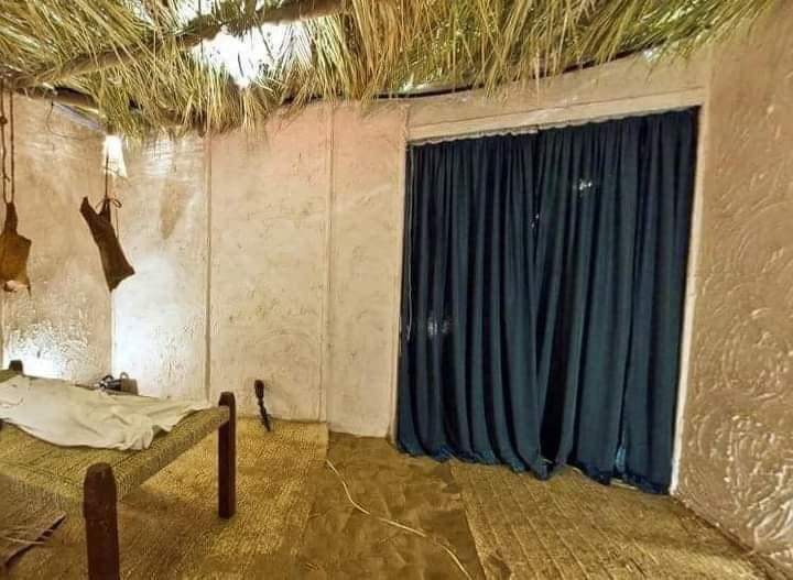 SphynxMania's tweet photo. Frères et sœurs, regardez à quoi aurait ressemblé la maison de notre Prophète ﷺ (impression artistique) - et prenez une leçon. Il a reçu tout ce qui est dans les cieux et sur la terre et pourtant il a vécu si simplement. Sayyida 'A'isha a dit que les mois passeraient et que ⤵️ https://t.co/evIQXnNgJi