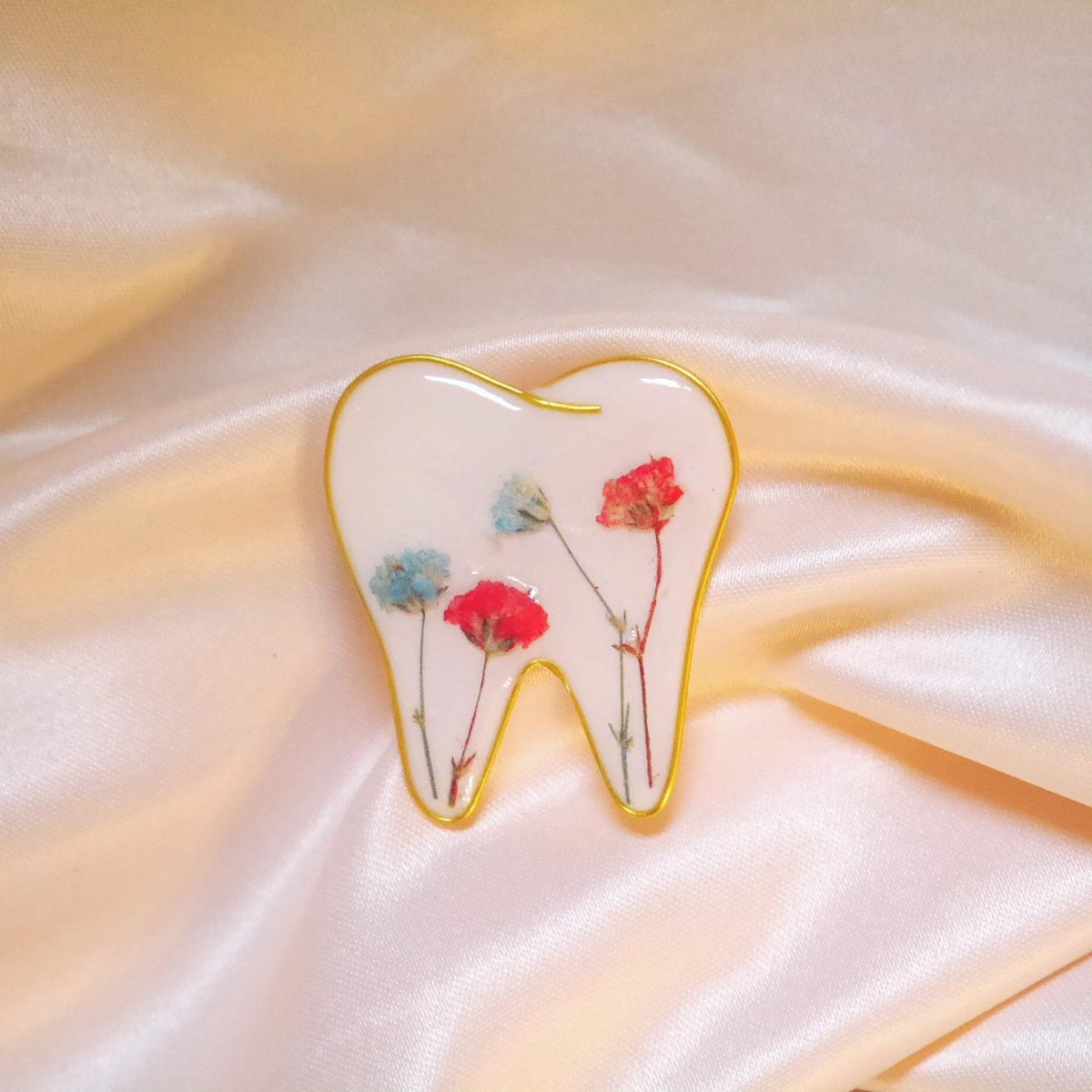 n3n3_store's tweet photo. إزهار سن 🌹🦷
"دبوس على شكل سن تمثل الزهور الحمراء شرايينه والزرقاء أوردته."
بـ 43 ريال.

#ريزن #صنع_بحب #طب #طب_اسنان #resin #handmade #dentist https://t.co/dYF3YiFMb4