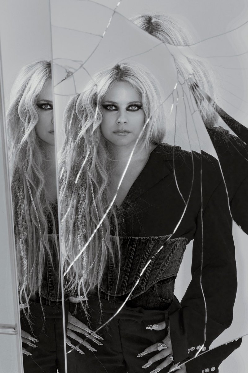 AvrilLavigne's tweet photo. New cover for Mood Magazine 🤍 https://t.co/tnjU3Gnwjt