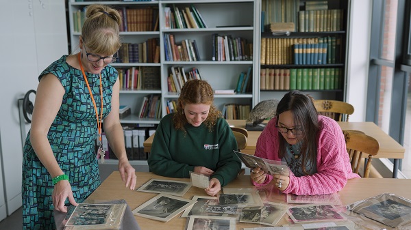 Do you have a a passion & enthusiasm for linking communities with museum collections?Interested in joining #Shropshire Museums' team? We're looking for a Curatorial Assistant based at our Collections Centre, Ludlow: orlo.uk/mrvJb #MuseumJobs #MuseumCareers #Curator