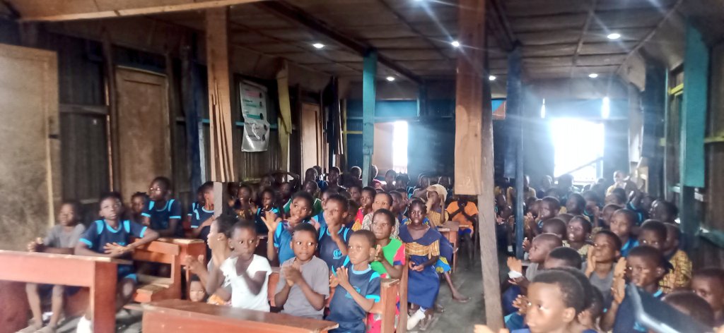 SamuelCOkorie's tweet photo. 3/4 WASH 4 URBAN SLUM...
We were able to educate over 60 children about water, personal hygiene, and waste management in Makoko.
Beyond storytelling, the actual firsthand experience about the story is what makes the story original.
#WASH
#ClimateEmergency #ClimateCrusader https://t.co/a4opijdP2r