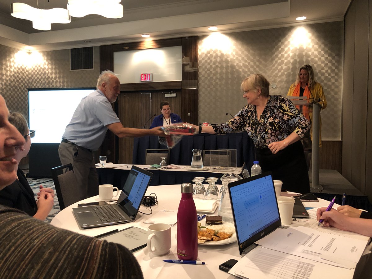 OACCPP's tweet image. Congratulations to Jennifer Lane, OAMHP President&apos;s Award winner! @WellnessRootsCA

We also congratulate the recipients of OAMHP&apos;s Certificate of Recognition: Kayleen Edwards @WellnessRootsCA and Christina Crowe @DALDTherapy.

And, yay to the winners of the AGM raffle!