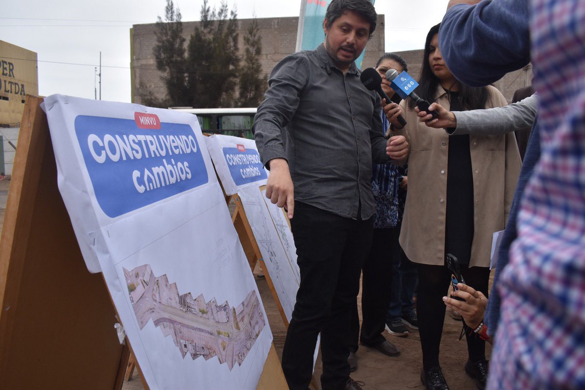 DPRTarapaca's tweet photo. 🚧DPR #Tarapacá @dquinterosr y autoridades dieron inicio a proyecto de @minvutarapaca de pavimentación del tramo Las Cabras en el sector norte de #Iquique.
👉Se enmarca en el proyecto Par Vial Juan Martínez-Arturo Fernández y contempla una inversión de $4.000 millones. https://t.co/0a4KgxfOov