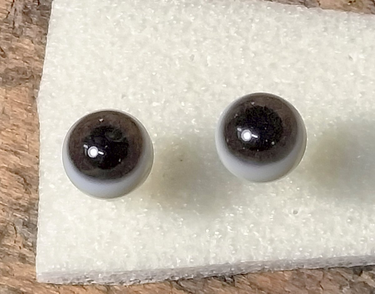 OkuyamaT2c's tweet photo. 久々に新しいモル用義眼制作
レンズ効果で黒目が大きくなることや
虹彩の色が明るくなることを予測しながら😅
最後にホコリが入った〜😩
#義眼 #ポリエステル樹脂
#ドールアイ #アートドール
#dolleye #polyesterresin
#artdoll https://t.co/zFvNKKUR8j