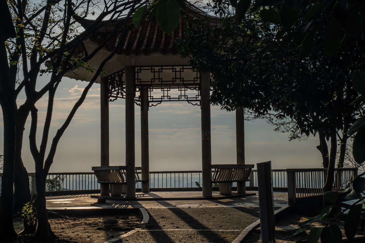 A0233200's tweet photo. -白云山奇闻-
空中掠过的飞人,
一个有路权的螃蟹,
云雾缭绕的��,
追逐日落的小鸟. https://t.co/4VonQgCqof