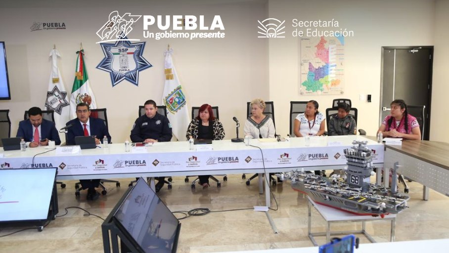 SEPGobPue's tweet image. Durante la rueda de prensa que encabezó el gobernador @SergioSalomonC, la titular @MerloIsabel informó que con la finalidad de disminuir las brechas de desigualdad escolar, la dependencia inició con el proceso de selección del programa de becas para escuelas oficiales.
