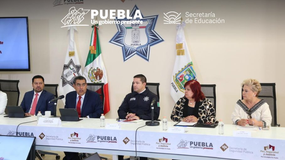 SEPGobPue's tweet image. Durante la rueda de prensa que encabezó el gobernador @SergioSalomonC, la titular @MerloIsabel informó que con la finalidad de disminuir las brechas de desigualdad escolar, la dependencia inició con el proceso de selección del programa de becas para escuelas oficiales.