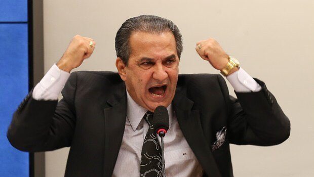 isgoingtozero's tweet photo. Explorando a Fé: O Pastor Silas Malafaia e a Política de Ódio no Brasil.

O envolvimento de pastores evangélicos na política brasileira tem sido uma tendência marcante nos últimos anos, com figuras proeminentes como o Pastor Silas Malafaia ganhando destaque. No entanto, essa participação levanta questões preocupantes sobre ética, polarização e exploração religiosa.

O Pastor Silas Malafaia, em particular, é conhecido por seus constantes ataques à esquerda política e por alimentar o ódio, o preconceito e a raiva entre seus fiéis. Sua retórica muitas vezes se traduz em uma guerra espiritual, mas, na realidade, serve principalmente a interesses comerciais. Escândalos envolvendo pastores durante o governo Bolsonaro e acusações de corrupção dentro das igrejas também lançam uma sombra sobre essa influência política.

É fundamental reconhecer que a religião deve ser um espaço de busca espiritual e apoio à comunidade, não um trampolim para ganhos pessoais ou um veículo para polarização política. Além disso, a usurpação da identidade religiosa por parte do ex-presidente Bolsonaro e da ex-primeira-dama Michelle Bolsonaro é um exemplo preocupante de como a religião pode ser usada de maneira oportunista na política.

A participação dos pastores evangélicos na política não é intrinsecamente negativa, mas deve ser guiada por princípios éticos e um compromisso genuíno com o bem-estar da sociedade, em vez de servir a interesses pessoais ou políticos. É crucial que os brasileiros exijam transparência, responsabilidade e uma separação clara entre religião e política para preservar os valores democráticos e a integridade das instituições religiosas.