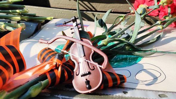 skateparken's tweet photo. At a memorial event in Ryazan for #Wagner leaders #Prigozhin and #Utkin they had a tiny violin. 🤭 https://t.co/6KTJzocumz