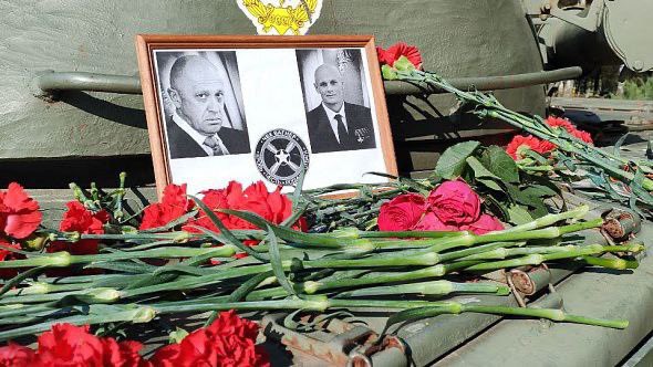 skateparken's tweet photo. At a memorial event in Ryazan for #Wagner leaders #Prigozhin and #Utkin they had a tiny violin. 🤭 https://t.co/6KTJzocumz