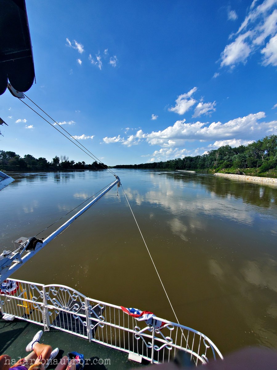 I stayed on a Riverboat hotel on the Missouri River in June. halarsonauthor.com/2023/10/summer… #halarsonauthor #missouririver #riverboat #vacation #brownvillene #nebraska #travel #photography #dinnercruise #unionorchard #whiskeyruncreek #flatwaterfolkmuseum