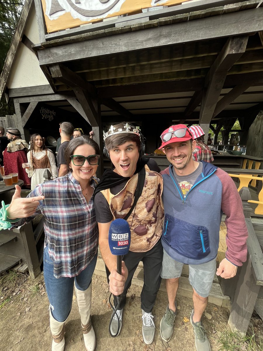 BrittanyLBang's tweet photo. Highlight of the @KRFaire - meeting @MattWBZ 
Thanks for taking the time to take a picture with us… See you around the North End! https://t.co/iZngAYUtLW