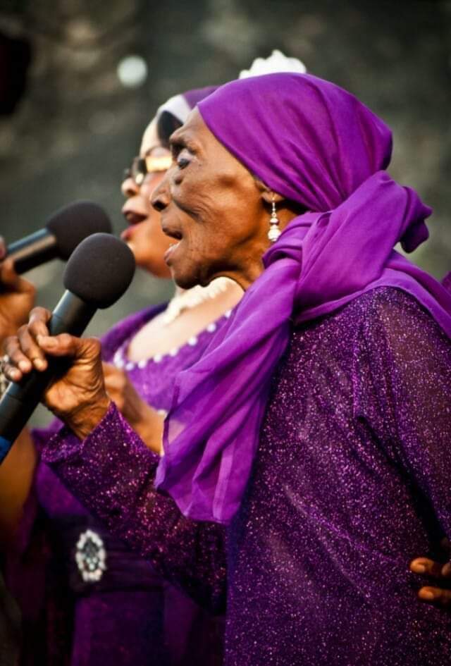 IsmailJussa's tweet photo. Ya nini kutakalamu,
Kwa jambo lisilokuwa, 
Utahadhari na mwiko,
Wakati wa kupakua,
Ukitaraji makoko,
Chungu utakitoboa.

Muhogo wa Jang'ombe,
Sijauramba mwiko,
Usitukane wakunga, 
Na uzazi ungaliko. https://t.co/rWVpcGlr8h