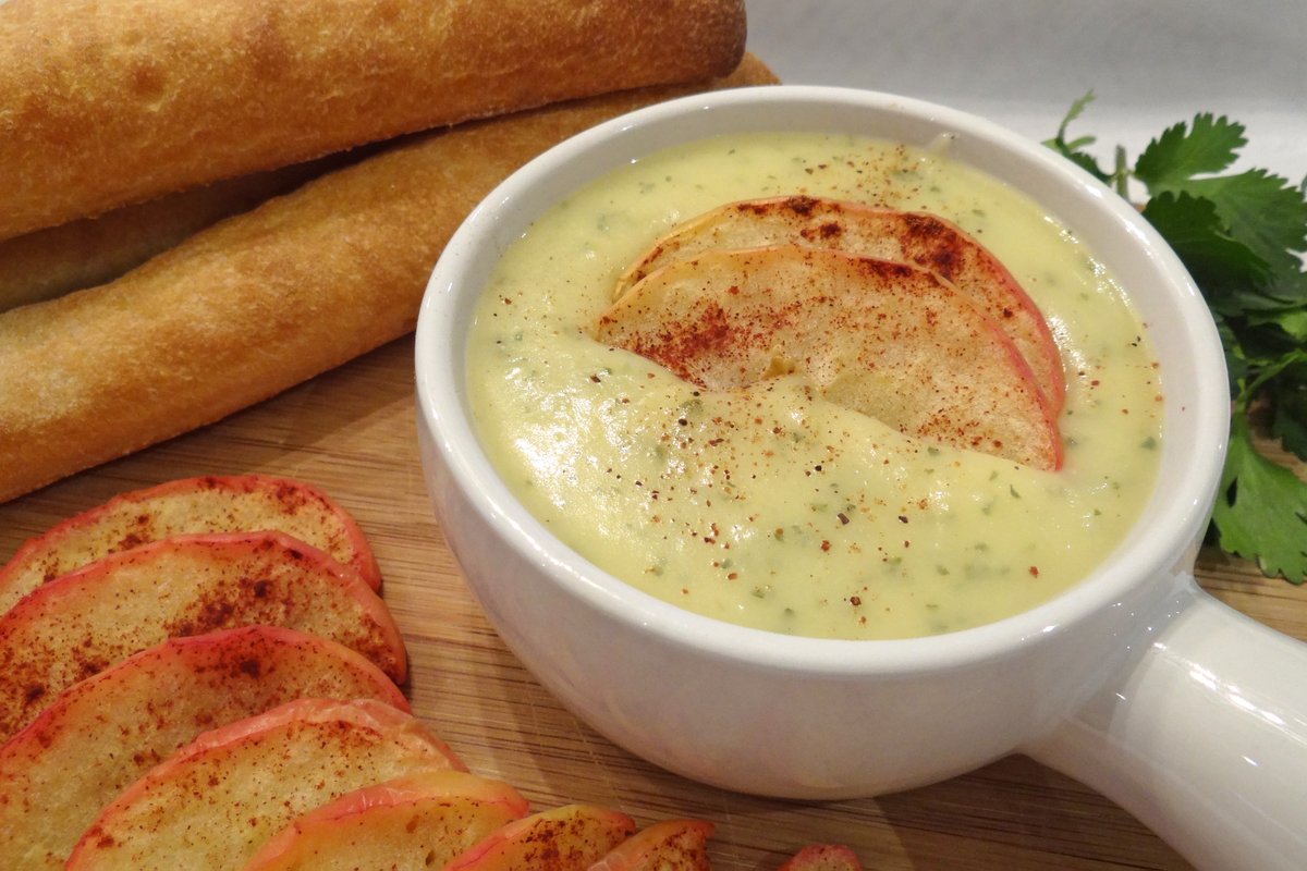thompson_potato's tweet photo. This is “Ontario Agriculture Week” where we all can celebrate the bounty of high quality food produced in Ontario. I will be releasing a new recipe every day this week to get you inspired to eat fresh. This free recipe for "Potato &amp; Roasted Apple Soup” is available on our website https://t.co/AUxNiv3lsw