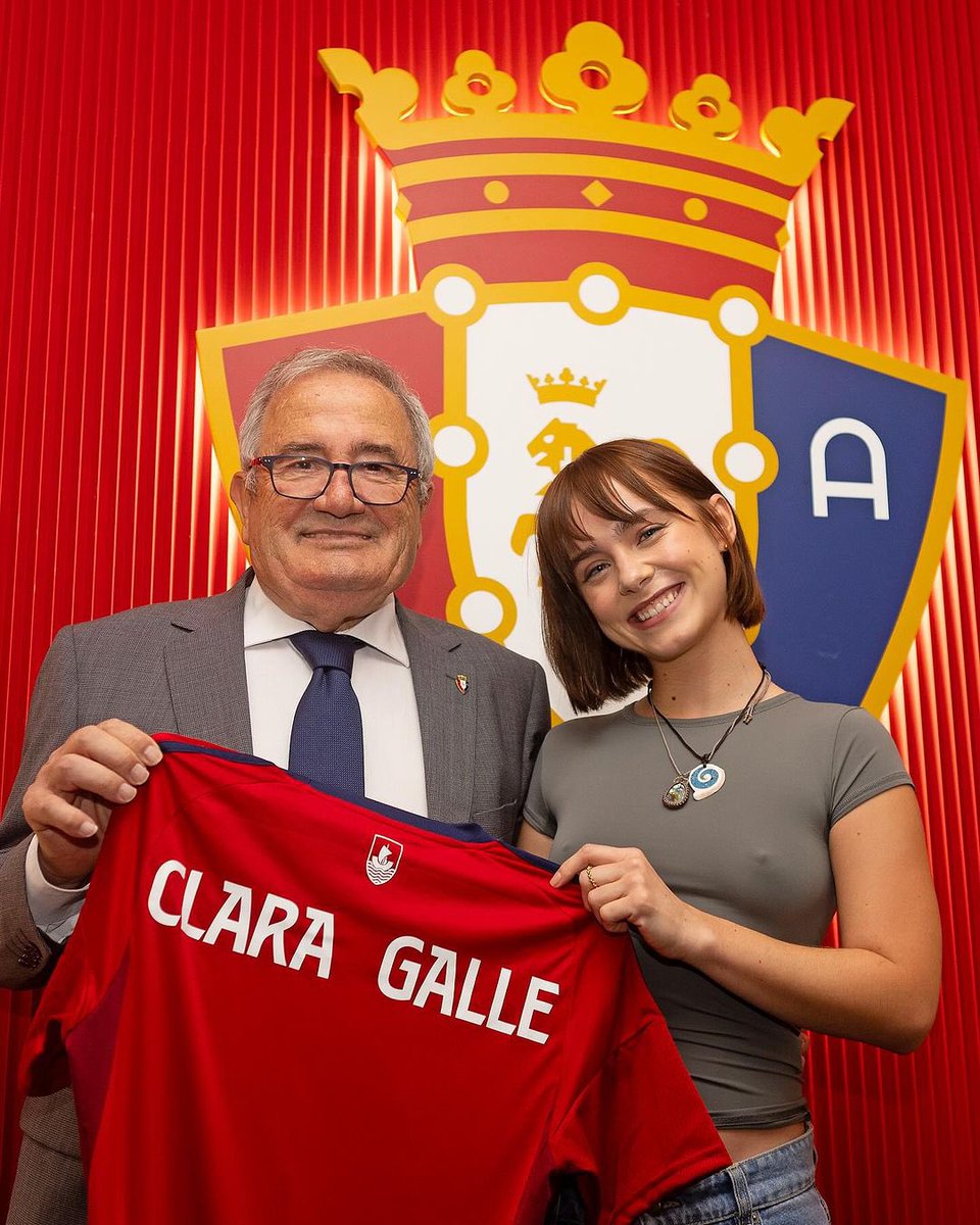 C0C0_fcb's tweet photo. Débat parallèle mais la nouvelle coach d’osasuna c’est une finale de ldc https://t.co/xwQxR5Ul6b