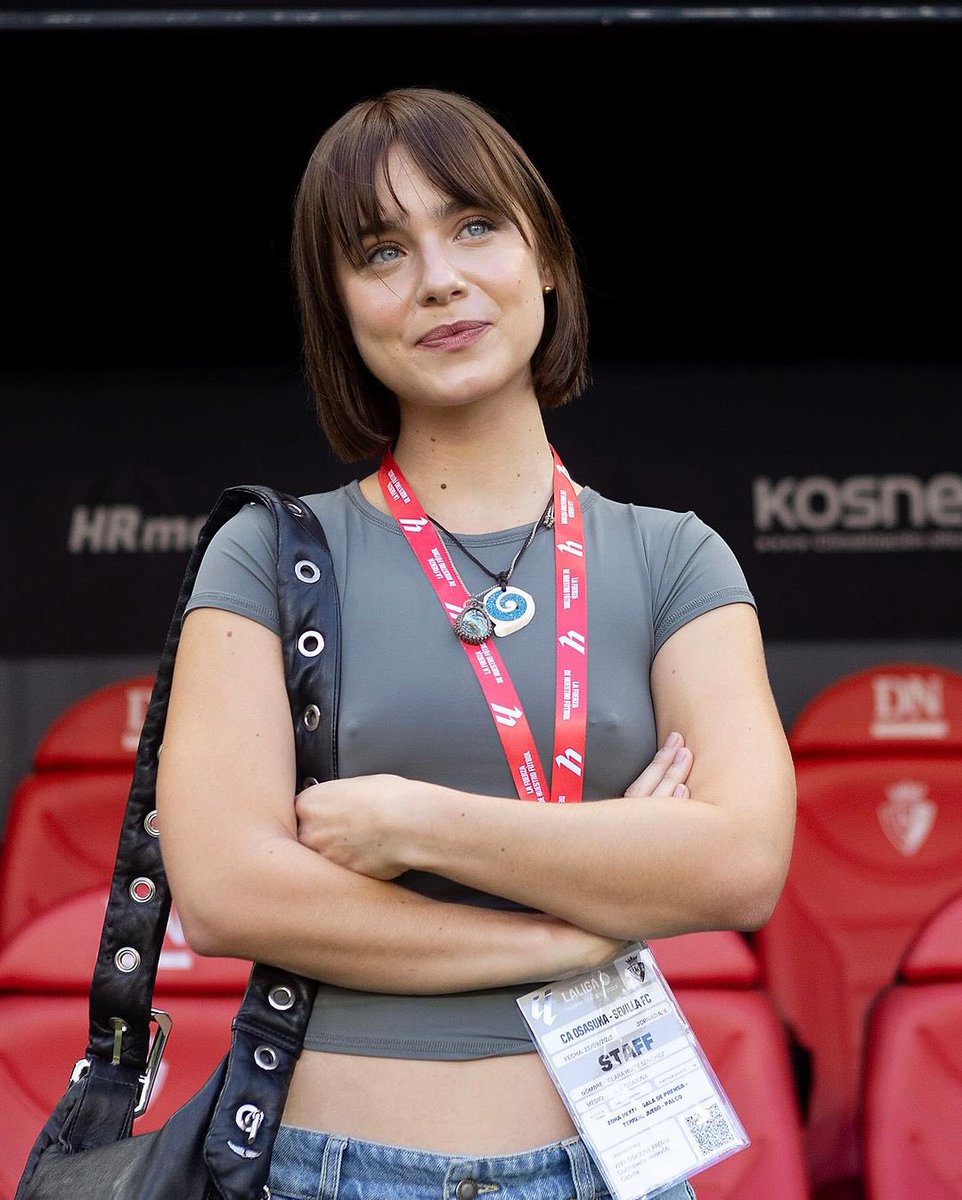 C0C0_fcb's tweet photo. Débat parallèle mais la nouvelle coach d’osasuna c’est une finale de ldc https://t.co/xwQxR5Ul6b
