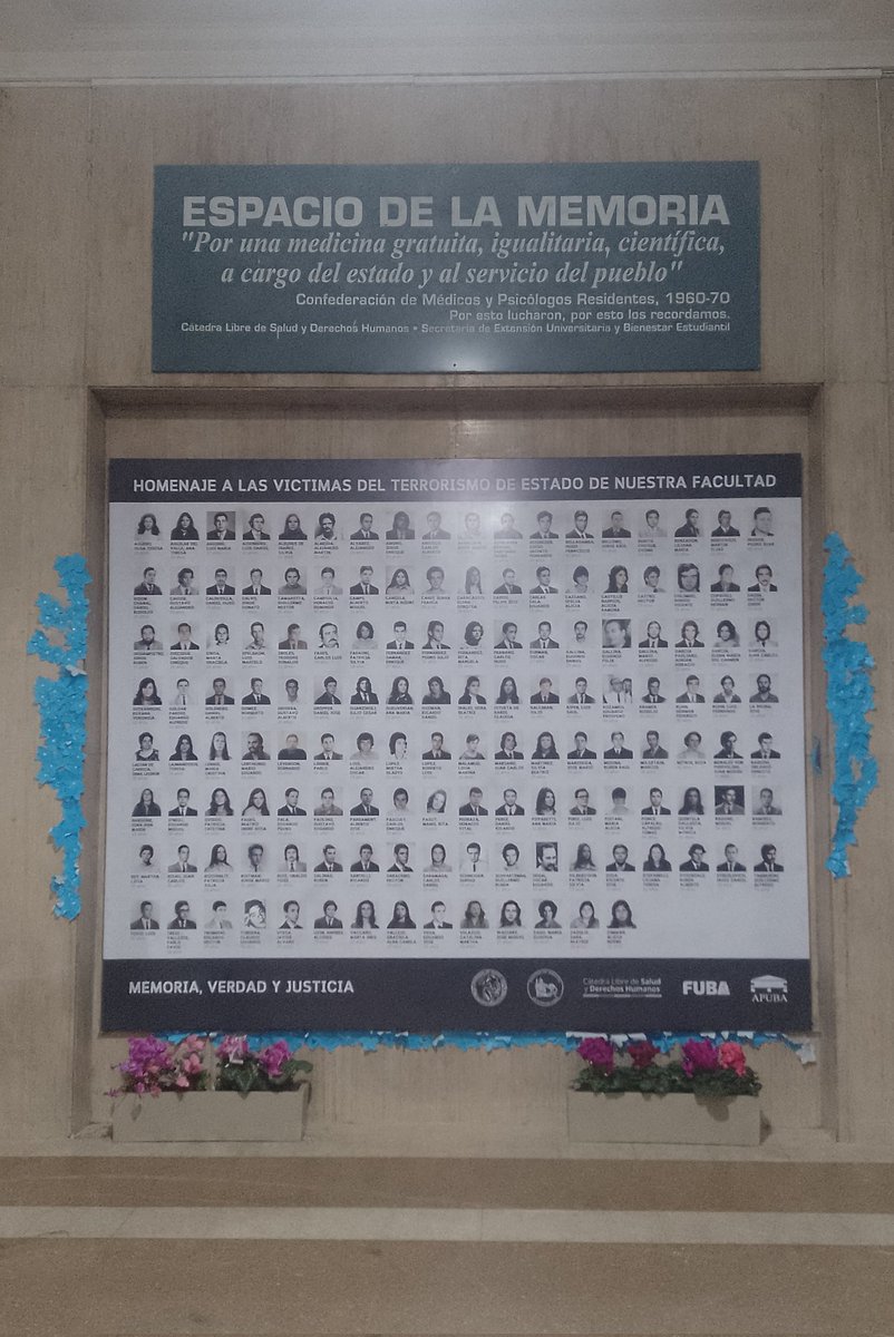 Lolazumab's tweet photo. Facultad de Ciencias Médicas de la UBA también te recibe así, con la memoria de quienes en lugar de hoy ser nuestros colegas fueron víctimas del terrorismo de estado. 

140 compañeros detenidos desaparecidos presentes, ahora y siempre.
Nunca olvidar, siempre resistir. https://t.co/86sACyiFBW