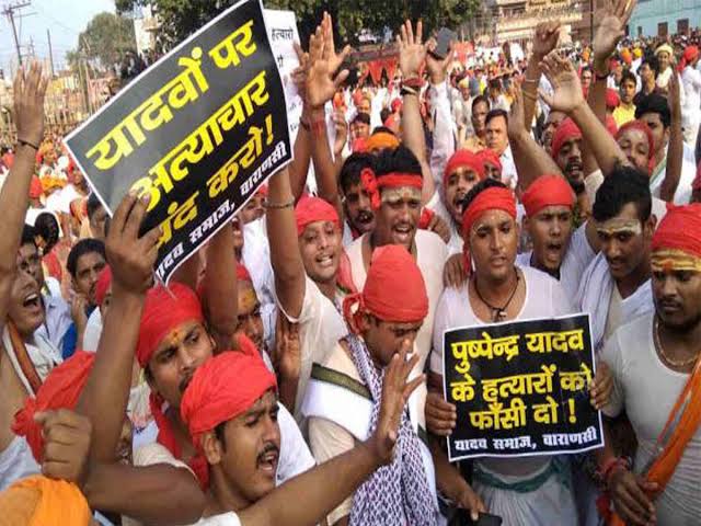 #देवरिया, रुद्रपुर काण्ड, प्रेम यादव को पहले कूट कूट कर मौत के घाट उतारा,। फिर उग्र भीड़ ने ब्राह्मण परिवार पर हमला किया, गलती किसकी है, दोनो ही घटना का समस्त यदुवंशी मिडिया में भर्त्सना किए हैं,
परंतु सारे ब्राम्हण समाज का ट्वीट केवल यादावों के खिलाफ, और राजनीति में जुटा है,