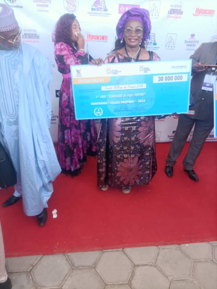 La Commune de #Bangangté termine 7e ville la plus propre du #Cameroun sur plus de 300 villes et s'en tire avec un pactole de 30 millions FCFA. Le Maire est représenté à Garoua par son 4e adjoint à l'occasion de la célébration de la Journée Internationale de l'Habitat édition 2023