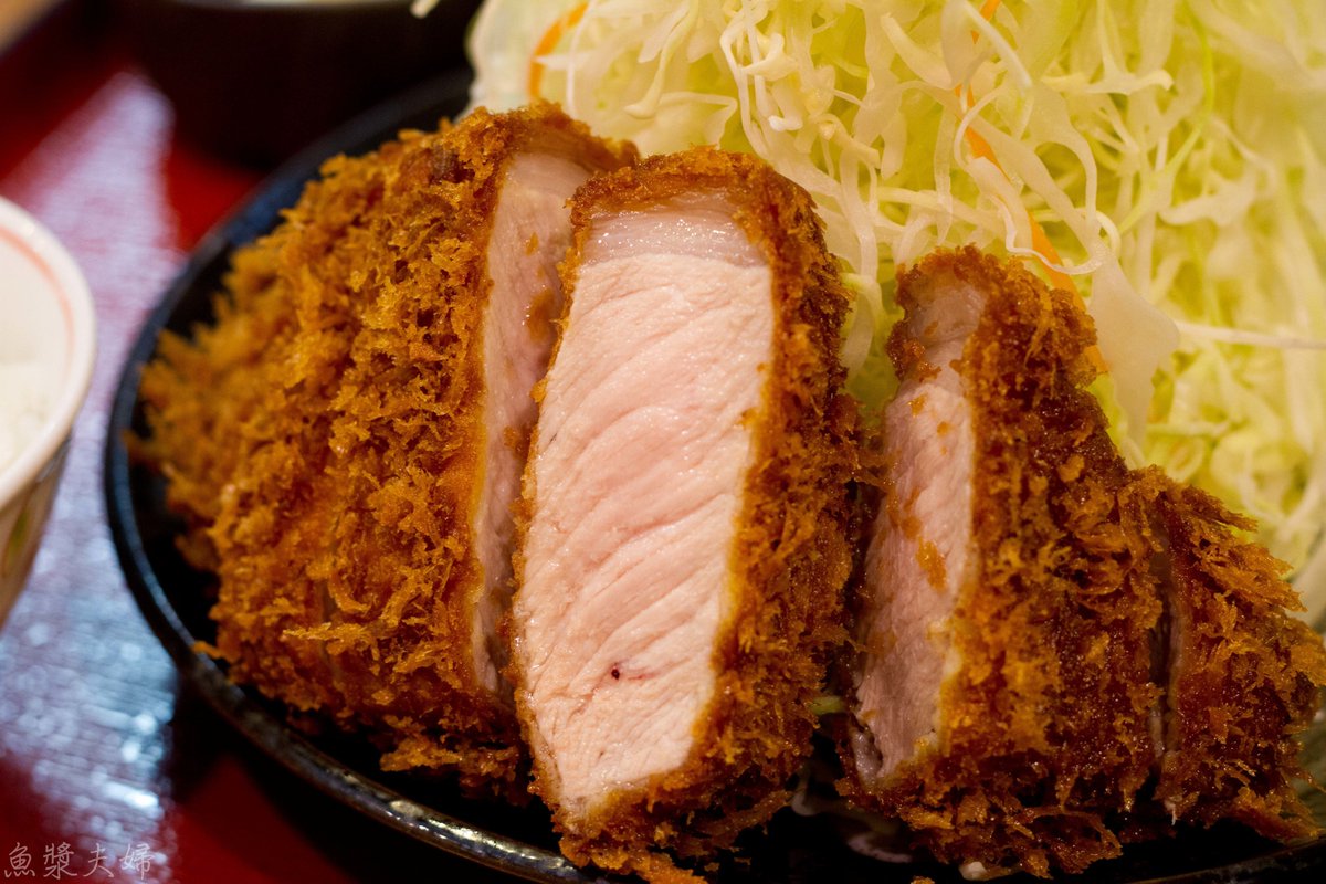 FPCChannel's tweet photo. 【豬排飯 嬉嬉豚とんかつ 池袋本店】
@東京：池袋站東口走路約10分

這家「 嬉嬉豚とんかつ」卻以很划算的價格打入的池袋的戰場，中午時分往往大排長龍。

若你有看到熟成有賣，務必要嚐嚐看，因為這肉可是可遇不可求的。

炸豬排定食 1300円起

池袋炸豬排四天王之一，其他三家也很好吃！ https://t.co/hF93wrb6xi