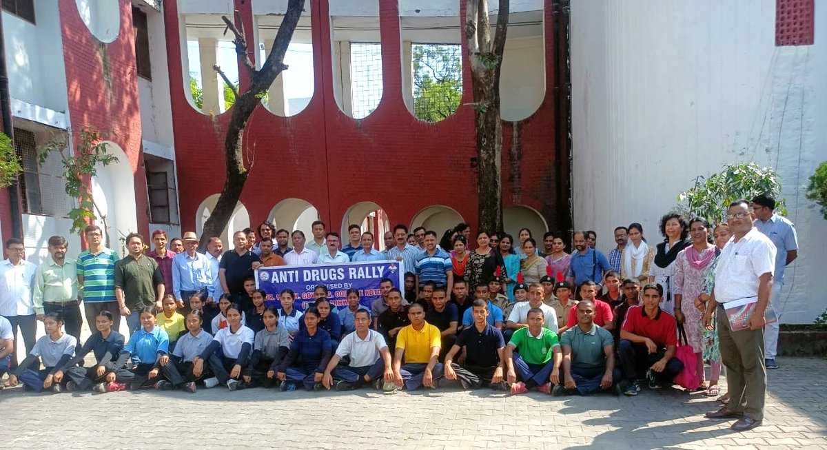 GpgcKotdwar's tweet photo. 30.09.2023
Pledge  administered to the teachers and the non teaching staff under #NashaMuktBharatAbhiyan by the college Anti Drug Cell. 
#AntiDrugCell
#DrPDBHimalayanGovtPGCollegeKotdwar https://t.co/coL24N47yf