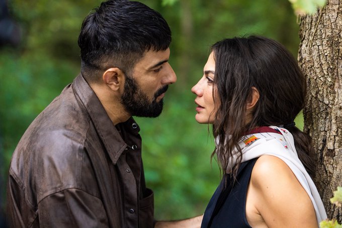 Miradas... 
#AdımFarah #EnginAkyürek #DemetÖzdemir #FaHir