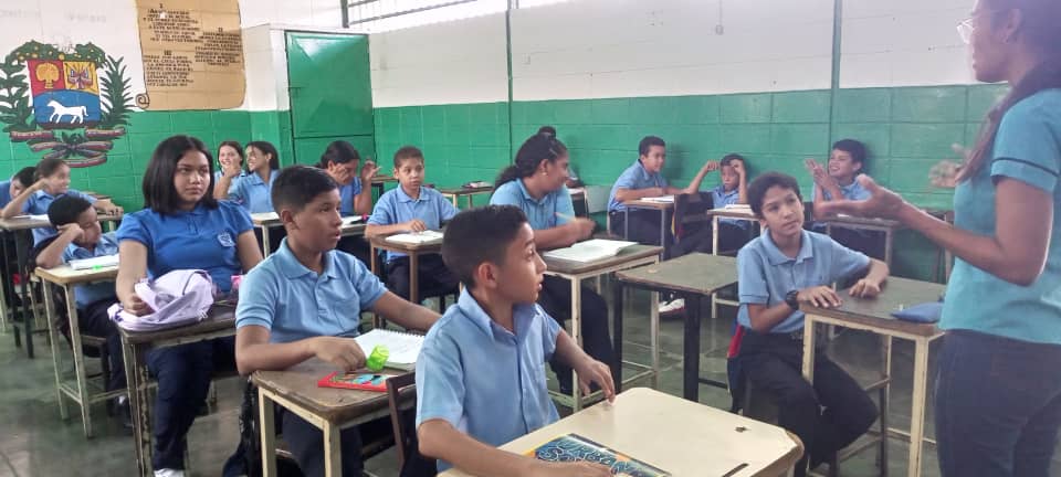 FttePsuv's tweet photo. FELIZ INICIO DE CLASES #Aragua Municipio Girardot Parroquia Andrés Eloy Blanco. UEN Virginia Pérez de Oramas. Inicio Año Escolar 2023-2024 #VenezuelaPresente EnLaEscuela  @NicolasMaduro @_LaAvanzadora @Soykarinacarpio @cd https://t.co/YtkwrA4m8q