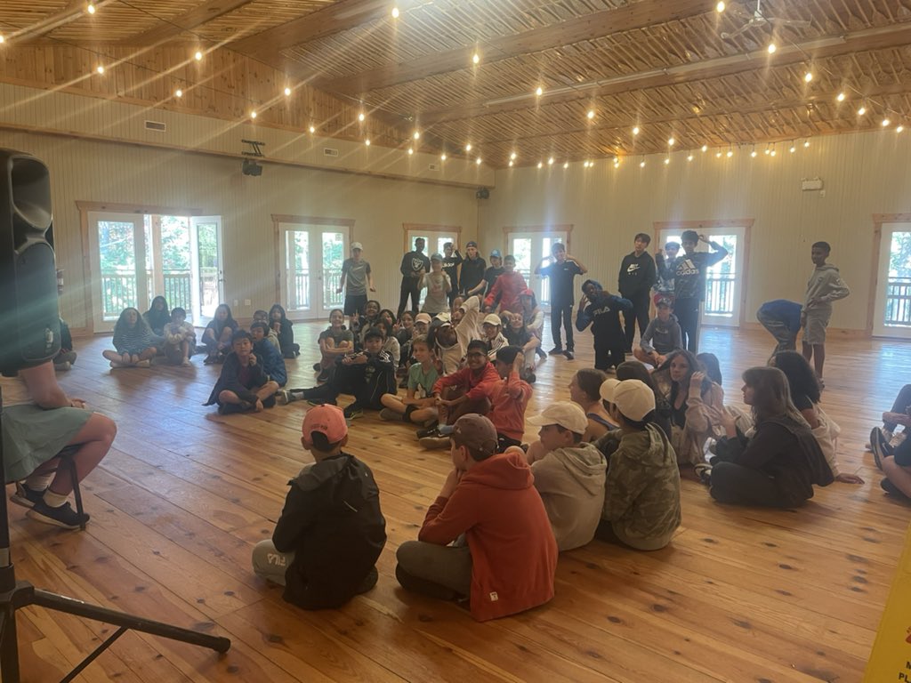 EFTLynam's tweet photo. Grade 7s have arrived safely ! Leaves are beautiful and sun is shining ! https://t.co/ZCAm1ucqt9