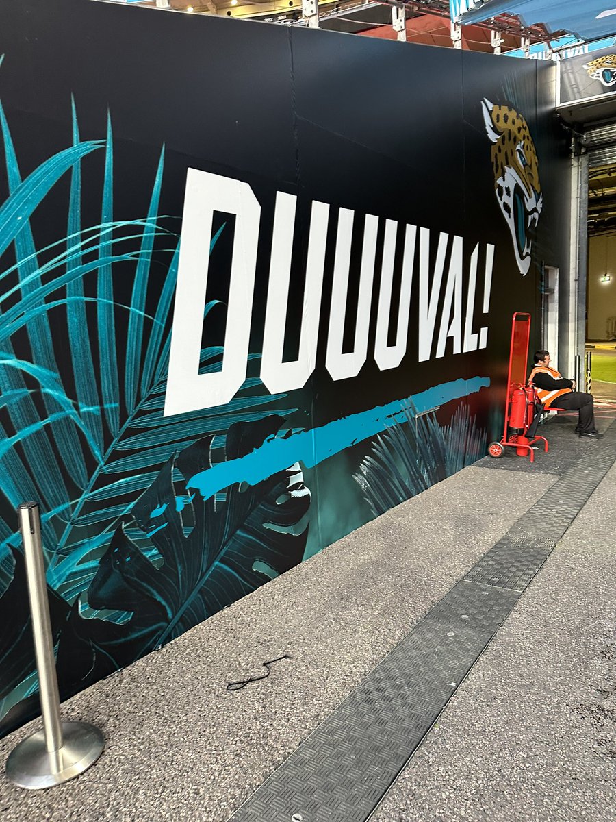 SeanEvans04's tweet photo. My job is quite cool sometimes 🏈🇬🇧

@NFLonDAZN | #DUUUVAL https://t.co/rkuZtqo3E1