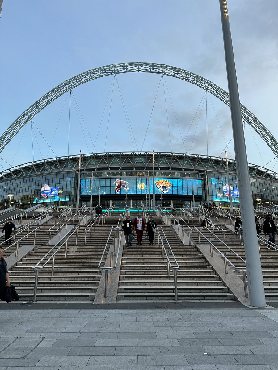 SeanEvans04's tweet photo. My job is quite cool sometimes 🏈🇬🇧

@NFLonDAZN | #DUUUVAL https://t.co/rkuZtqo3E1