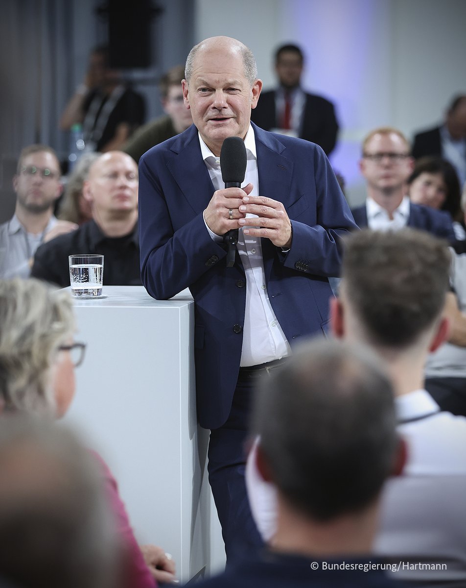 Beim #KanzlerGESPRÄCH in Hamburg wurde ich gefragt, ob wir bei der #Migration die Populisten stark machen.
 
Es gibt nicht die eine Lösung, den einen Knopf, wie manche behaupten.
Wir drehen an vielen Stellschrauben. Das bringt Erfolg.