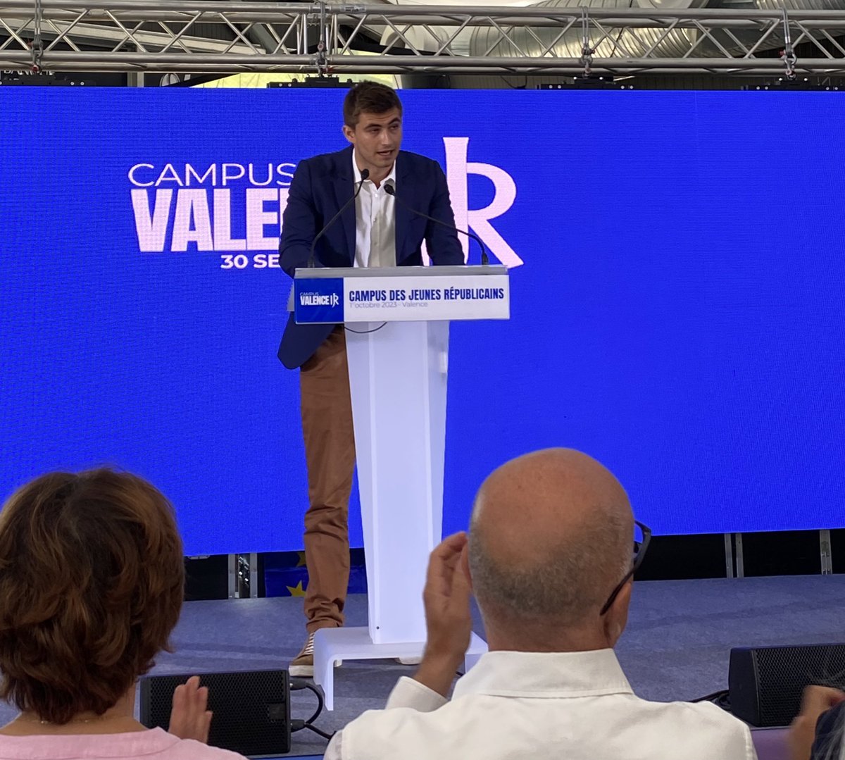 Paul_Clmc's tweet photo. Retour du campus des @jeunesreps ! Une opportunité de discuter des idées, de s’engager et de façonner l’avenir.. Merci @GuilhemCarayon pour l’organisation de cette journée. Ensemble, nous pouvons faire la différence.💪🇫🇷 #CampusLR #Engagement #JeunesLR @lesRepublicains https://t.co/QZieCNgCRF