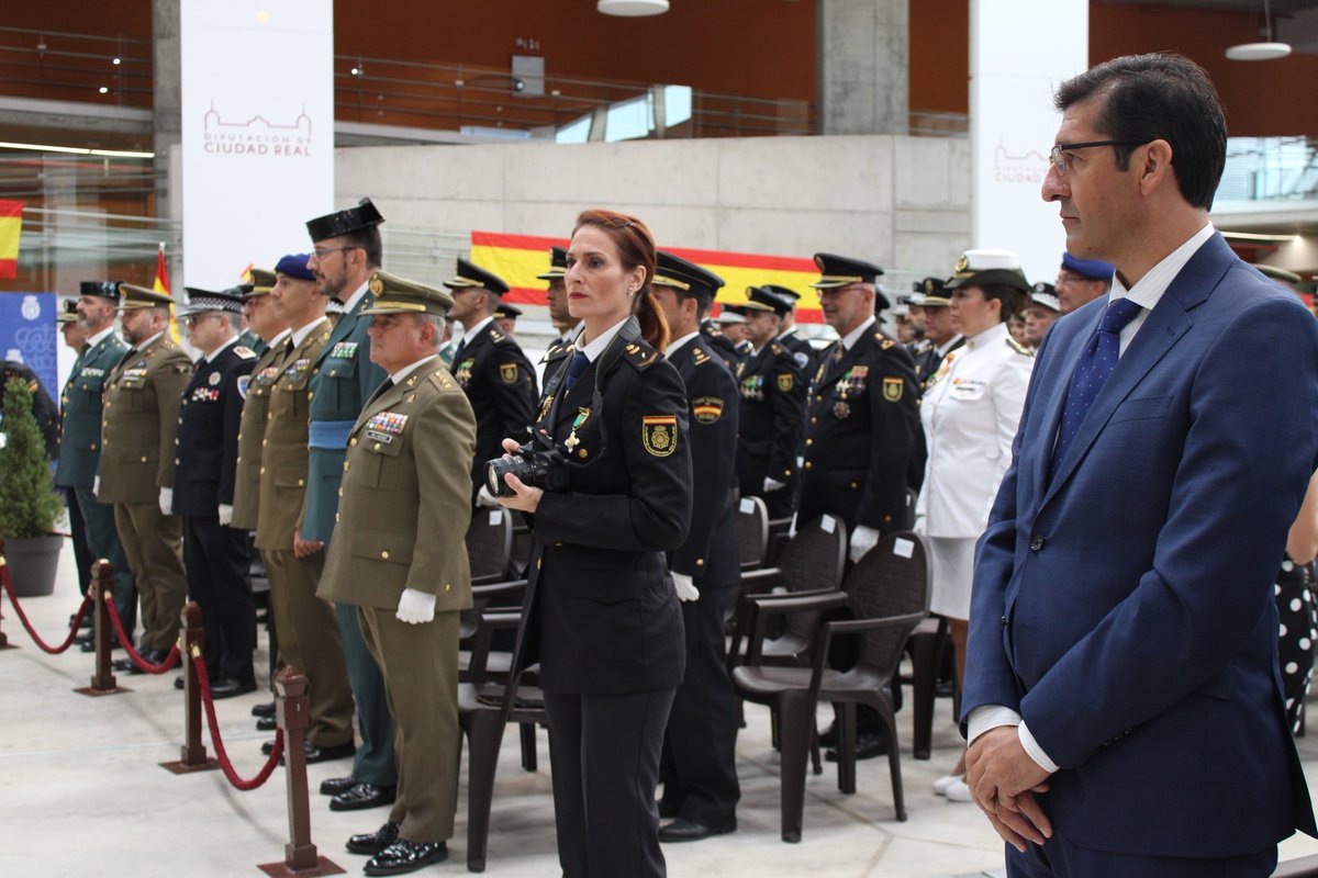 Los hombres y mujeres de la <a href="/policia/">Policía Nacional</a> son garantes de democracia, libertad y derechos. Hoy les he trasladado el agradecimiento del <a href="/gobjccm/">Gobierno de Castilla-La Mancha</a> en el acto de los Ángeles Custodios en Ciudad Real. Enhorabuena a los y las agentes y civiles condecorados por vuestro ejemplo de ciudadanía.