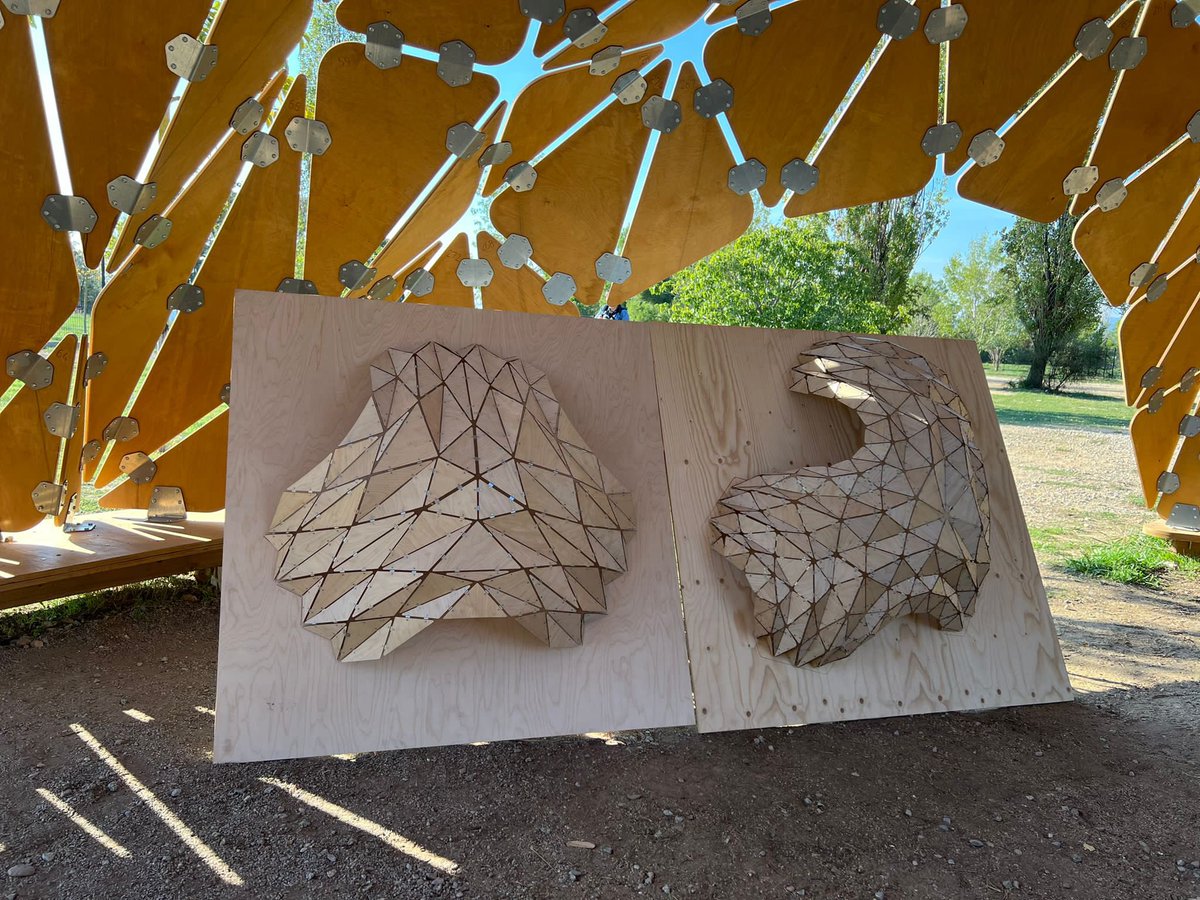 UPC_School's tweet photo. Construït amb èxit un refugi climàtic de fusta a l'escola Turó de Can Mates de #SantCugat del Vallès.

↪️ Desenvolupat per professors de l'
@_etsav_ i estudiants del nostre màster en Disseny Paramètric en Arquitectura  

#actepresentacio #PentauraShell @MPDA_bcnTech @la_UPC https://t.co/IZXG3tKnr6